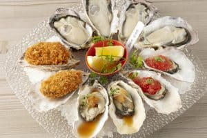 If you come to Oyster Bar Kobe, this is it!An oyster plate with a set of raw oysters, grilled oysters, and fried oysters!