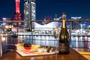 Let's toast with wine while looking at the sea and night view of Kobe♪