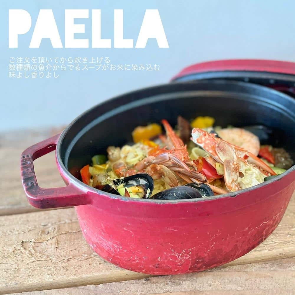 ディナータイムだけの特別メニューとして、海の恵みをたっぷり楽しめるパエリアをご用意しました。新鮮なエビ、牡蠣、ムール貝な…